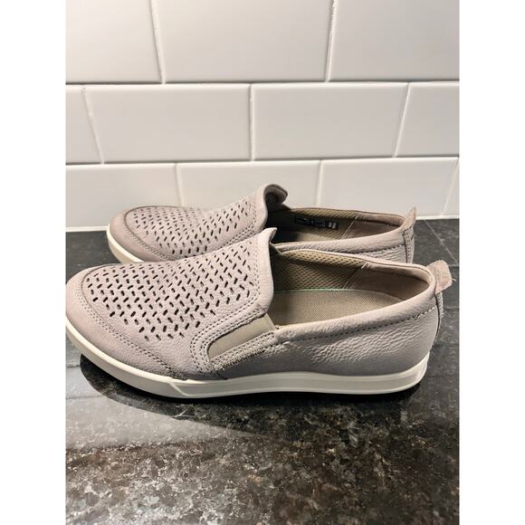 Ecco Men's Collin 2.0 Slip on Perf Leather Cut Out Detail Elastic Goring Grey 7 - Picture 3 of 12